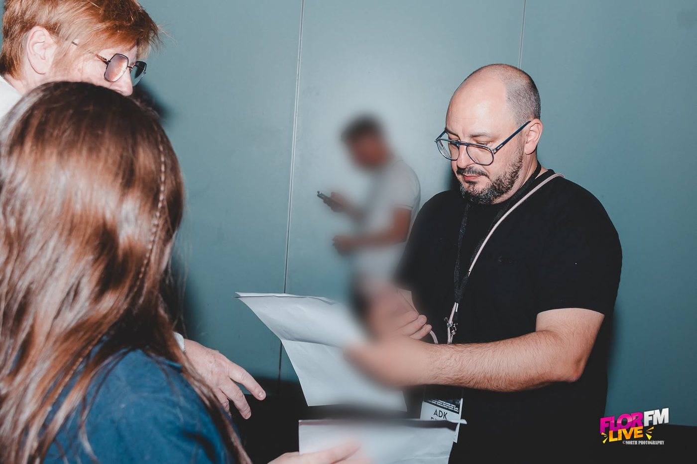 Alex Da Kosta en coulisses, conducteur en main, pendant la préparation d'un événement