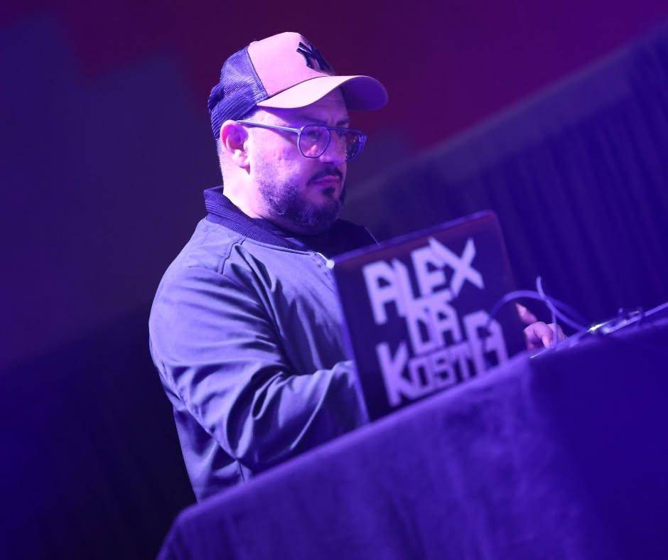 DJ aux platines pendant une soirée d'entreprise