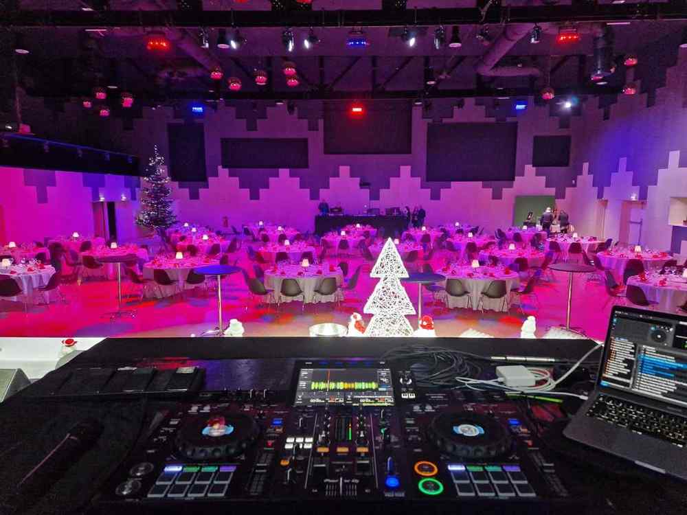 Salle de gala dressée avec sapin de Noël, vue depuis la régie DJ