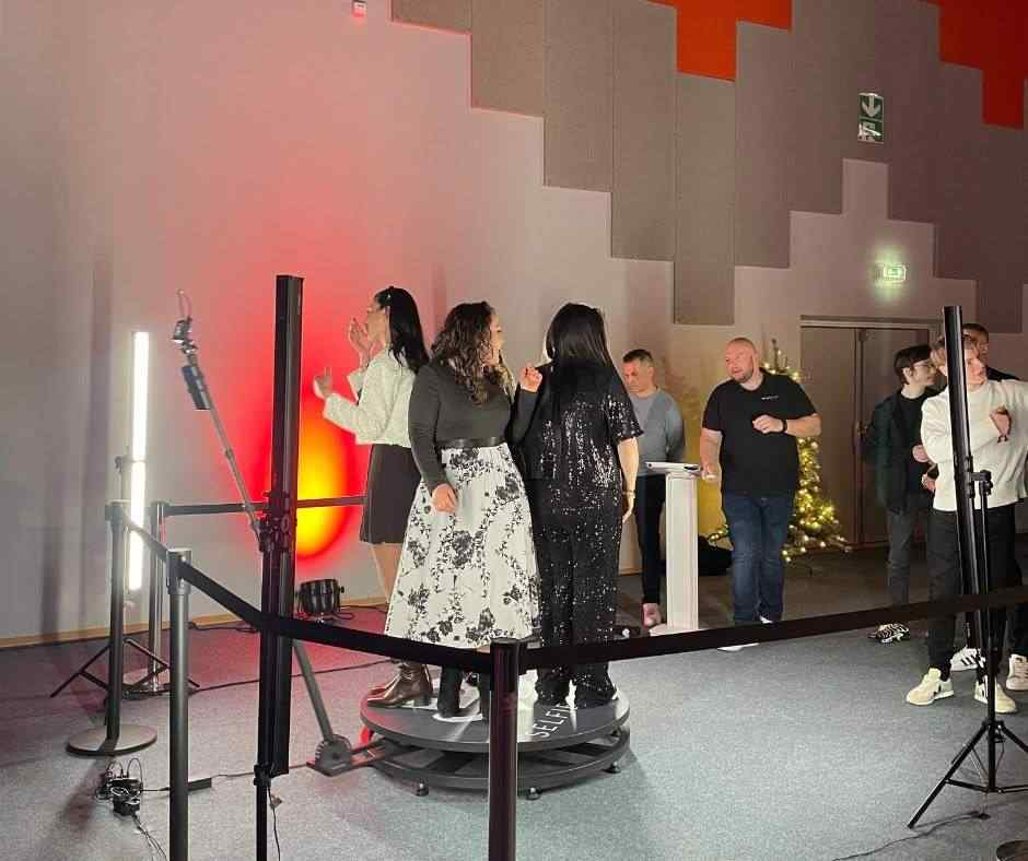 Invitées sur la plateforme du Video Booth 360