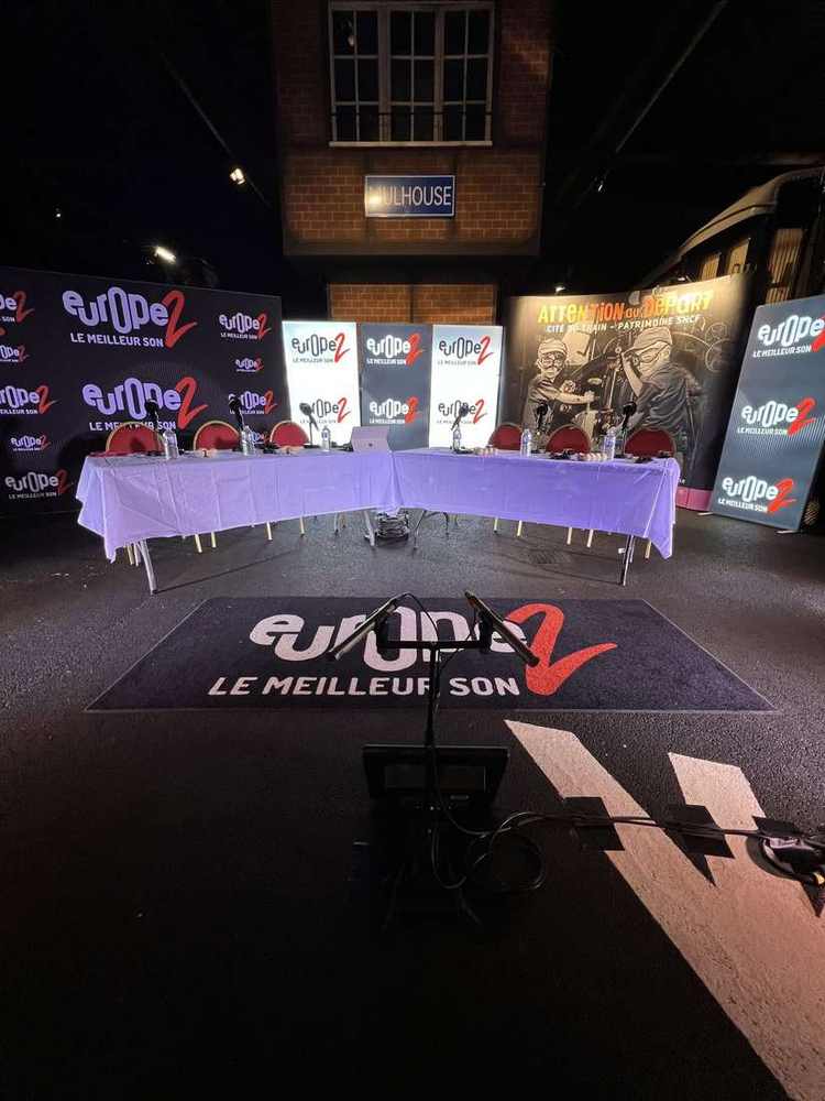 Plateau radio installé devant une rame, habillage Europe 2