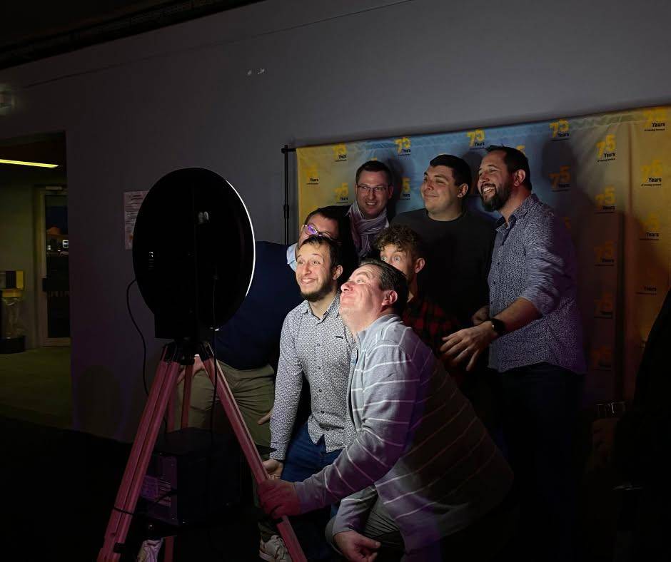 Groupe devant la borne photo avec un fond personnalisé