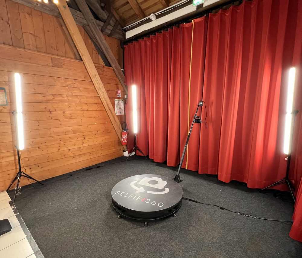 Video Booth 360 installé sous la charpente de l'Écomusée d'Alsace