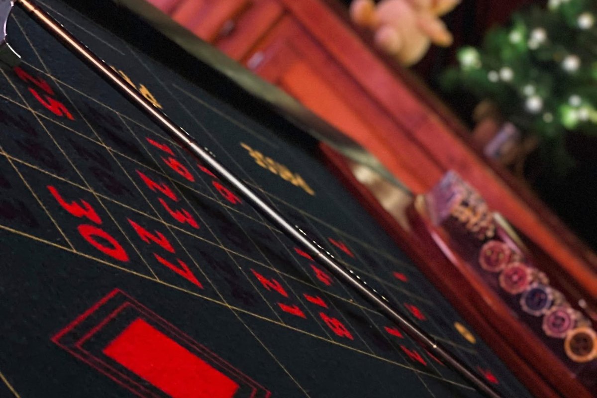 Table de roulette, râteau et jetons lors d'une soirée casino