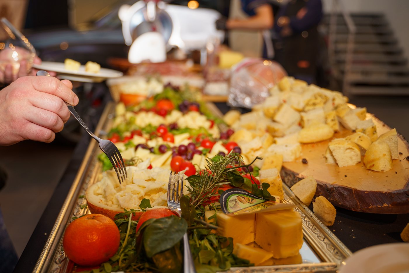 Buffet traiteur dressé pour une soirée d'entreprise