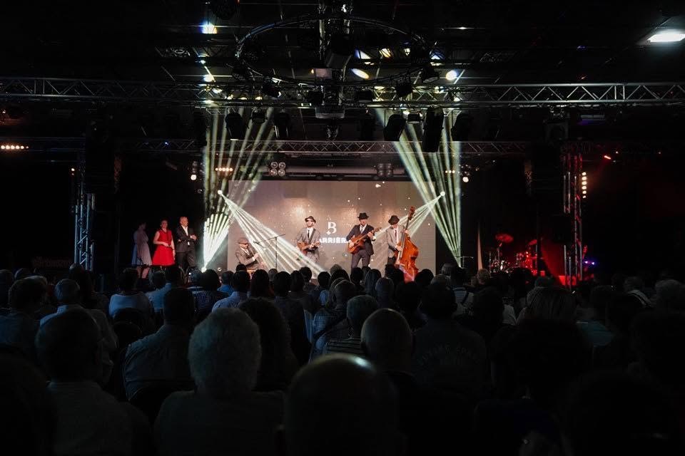 Scène de concert : structure, découpes et faisceaux, salle pleine